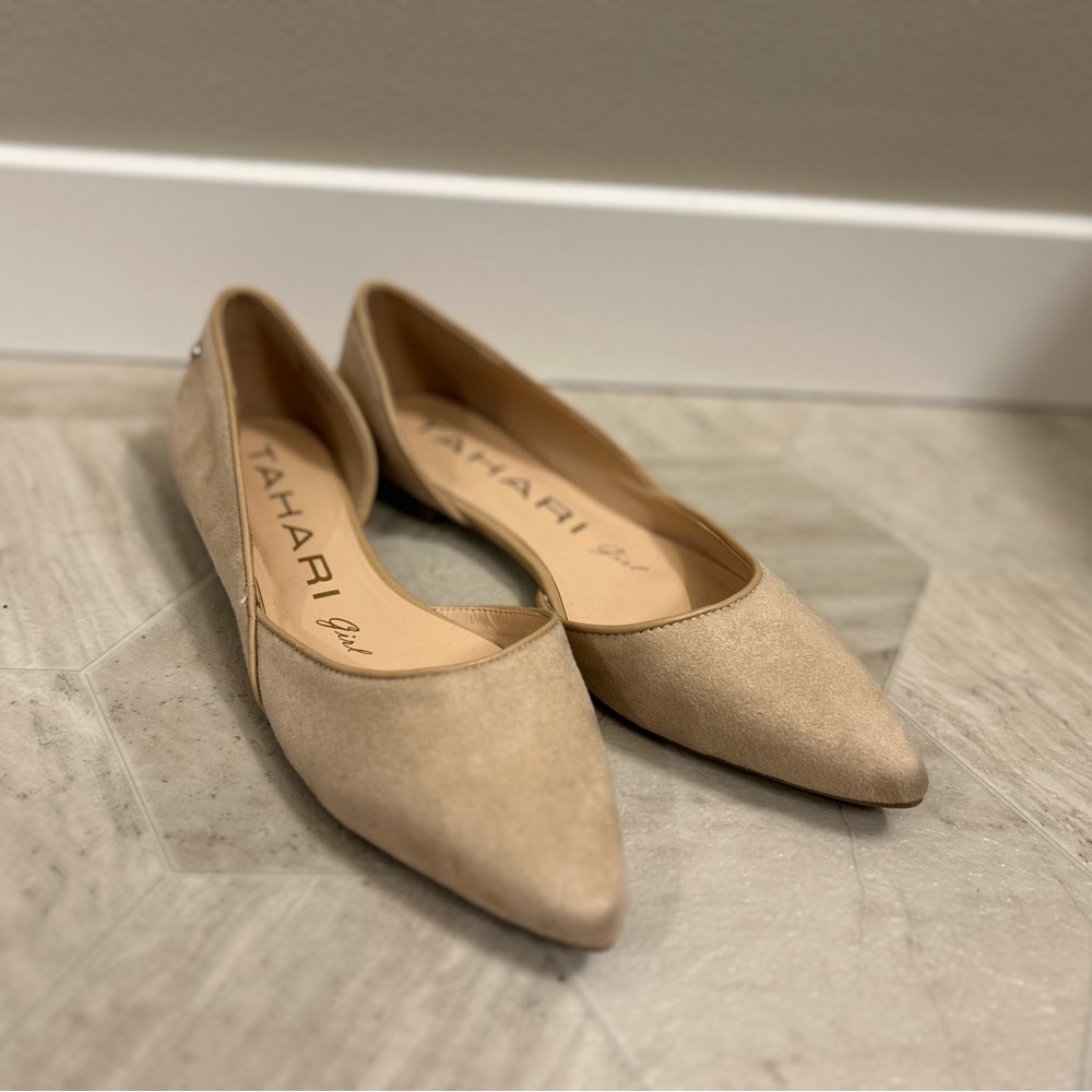 Tahari Women's Beige Pointed Flats